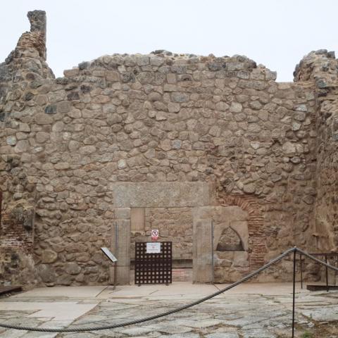 Refectorio del monasterio tras la intervención Muro y pavimentos de piedra tras la intervención