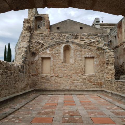 Refectorio tras la intervención imagen del muro y pavimento de piedra del monasterio