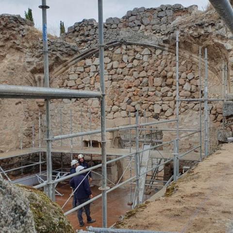 Obras de intervención en el refectorio imagen de las ruinas del monasterio con andamios