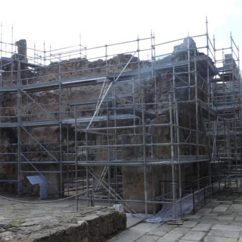 Obras de conservación y restauración en el monasterio imagen de edificio cubierto de andamios