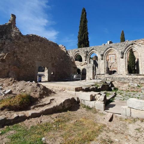 Obras de consolidación del monasterio imagen de los muros y arcos de piedra del monasterio