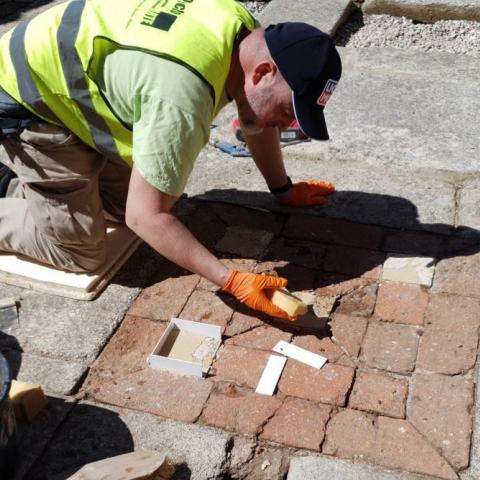 Obras de consolidación del pavimento Imagen de un trabajador restaurando un pavimento