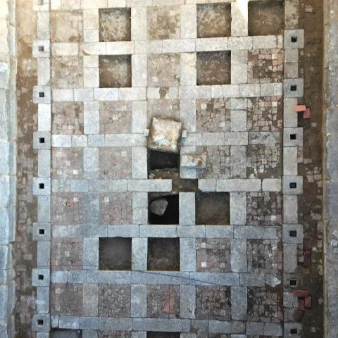 Obras de intervención en el refectorio imagen de un pavimento en mal estado