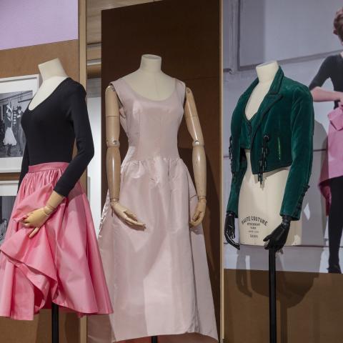 Réplica de la falda de Marisol en 'Cabriola', vestido de la duquesa de Alba, chaqueta Herrera y Ollero. Foto Miguel Ángel Camón un conjunto de maniquíes con distintos trajes