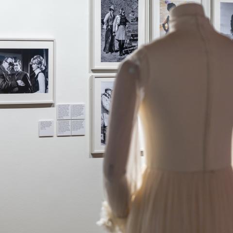 Sala de exposiciones. Foto Miguel Ángel Camón. Comunidad de Madrid maniquí de espaldas y fotografías enmarcadas en una pared