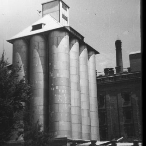 Antigua fábrica de cervezas El Águila. Fondo Martín Santos Yubero, Archivo Regional de la Comunidad de Madrid silos circulares y fábrica
