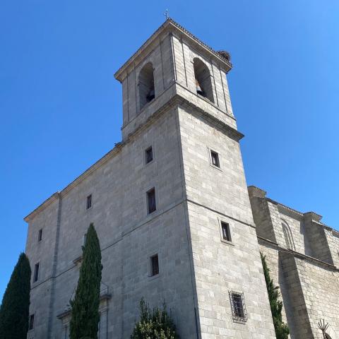 Fachada exterior de la Iglesia de Valdemorillo imagen de una iglesia con torre campanario rectangular