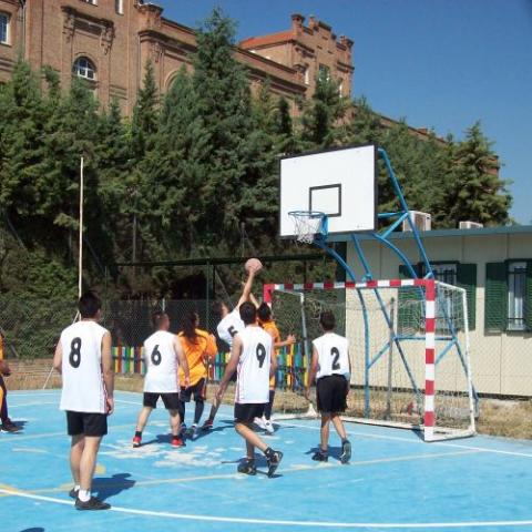 Menores jugando al baloncesto