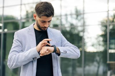 hombre con smartwatch averiado