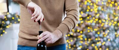 hombre abriendo botella vino