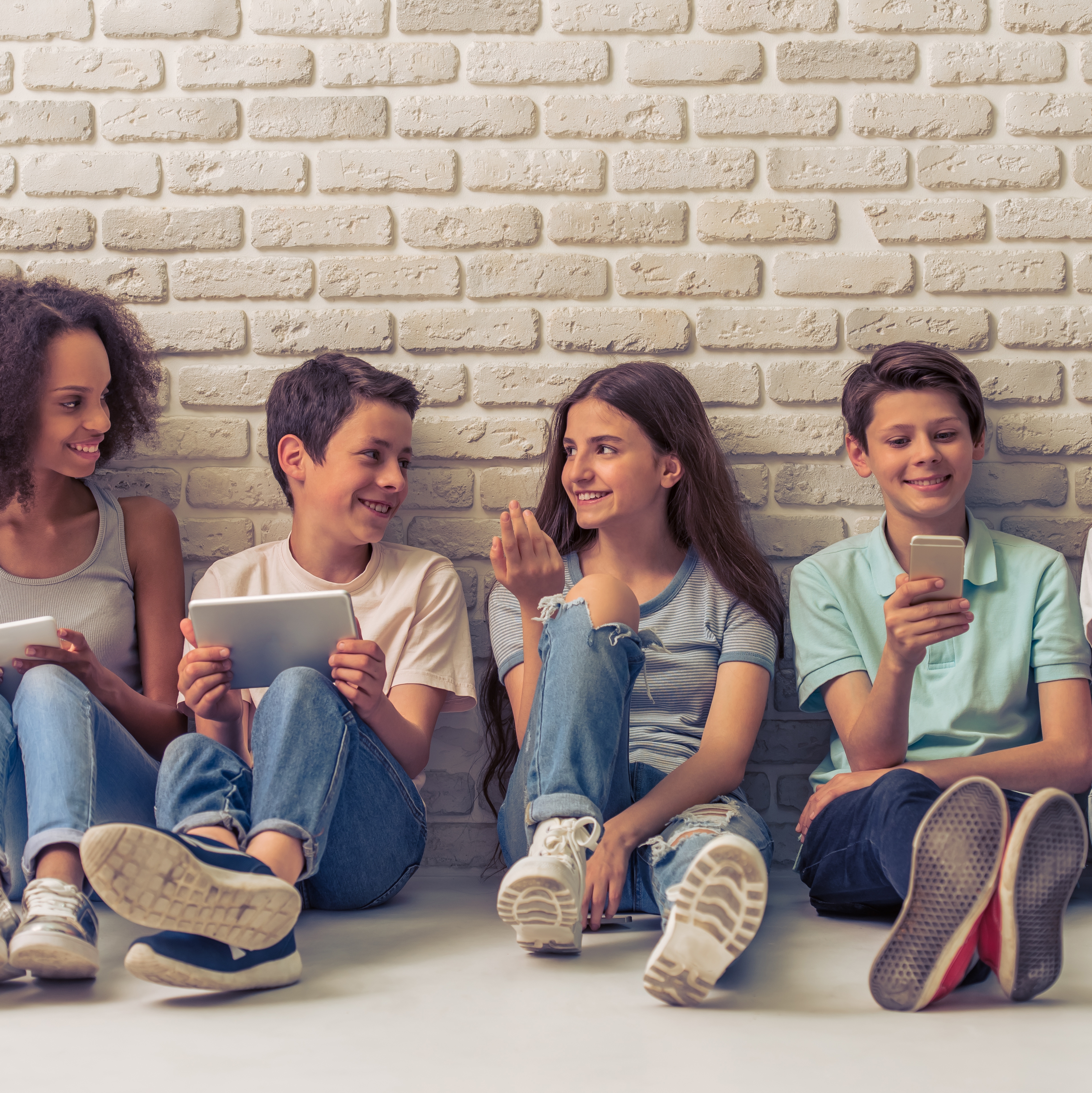 Niños con tablets y teléfonos Niños con tablets y teléfonos