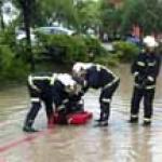 Los bomberos achican el agua de una tormenta