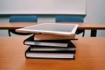 libros y tablet sobre mesa de estudio